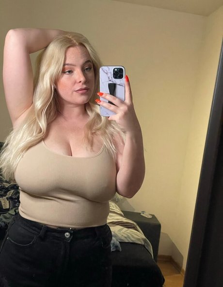 Sarah Neuhaus model best pic