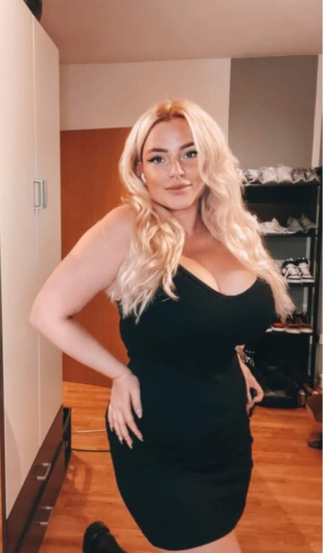 Sarah Neuhaus nude actress pic