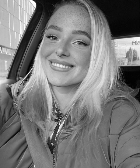 Sarah Neuhaus star high quality image