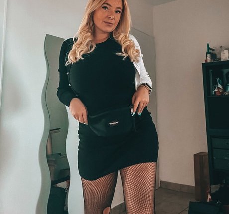 Sarah Neuhaus hot actress galleries