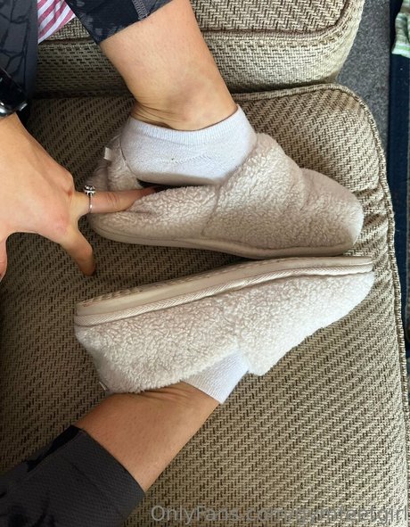 gymfeetgirl erotic actress picture