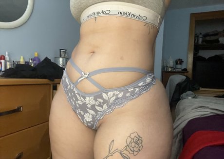 Lucindeira pornstar naked photo