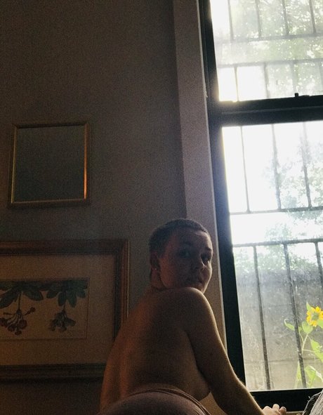 peachcreamzzz nudes actress archive