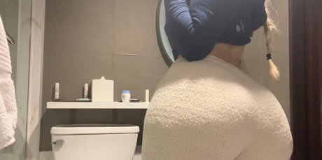 bootybyshel2 star naked pic