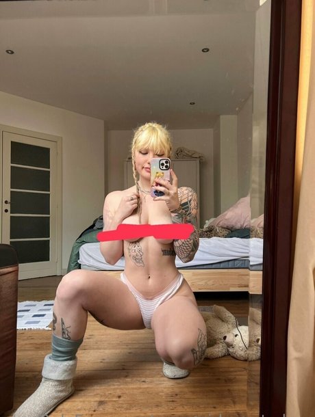 yourgirlnextdoorlau hot star pic