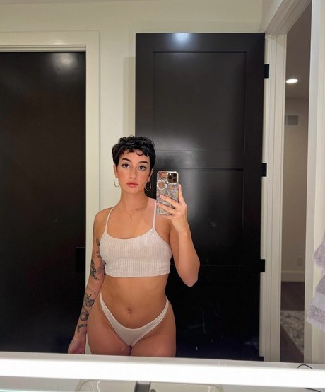 Gianna Evelyn model image