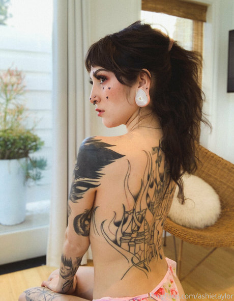 ashietaylor model porn pic