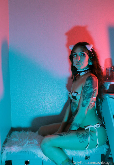 ashietaylor star naked photos