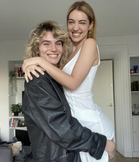 Adelaide Kane nice model picture