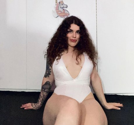 hipthrustqueen pornographic model image