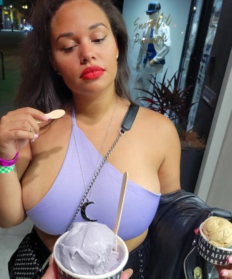 Sharlettewitch model hot photos