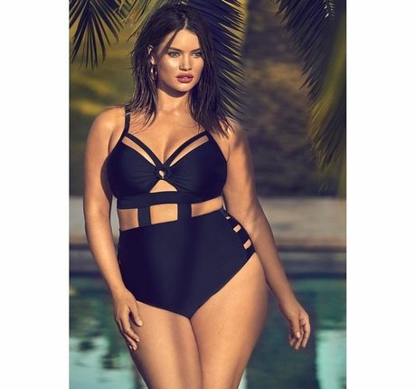 Tara Lynn pretty actress img