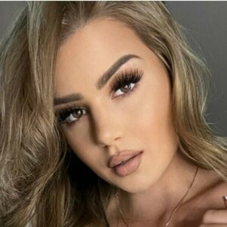 Adrianaa g model pic