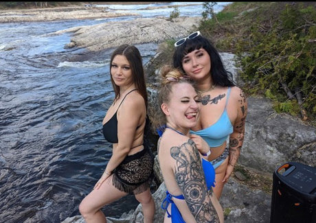 Alexia C naked model pics