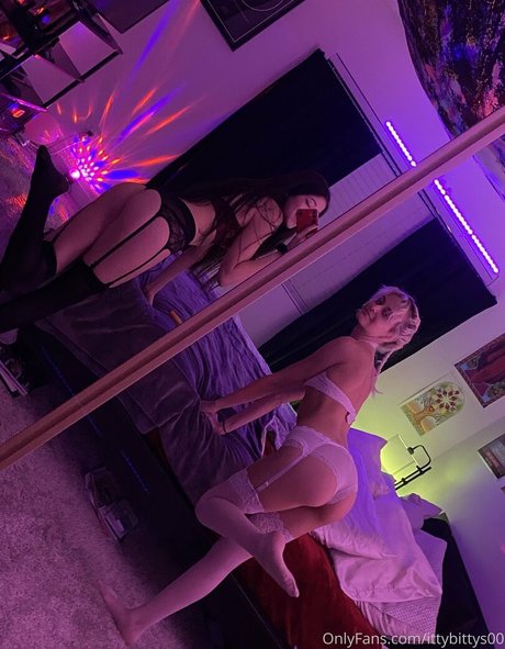 ittybittys00 pornstar naked image