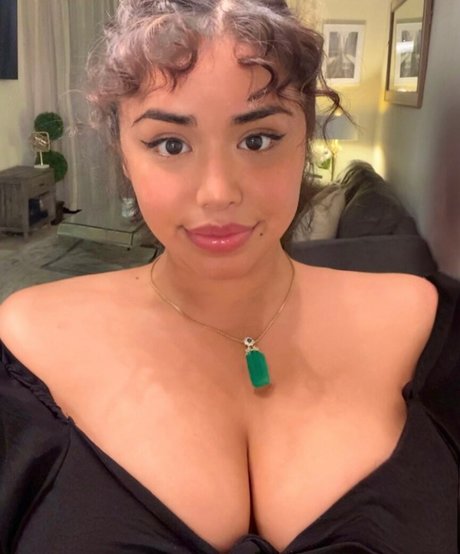 Sarai Fonseca beautiful model picture