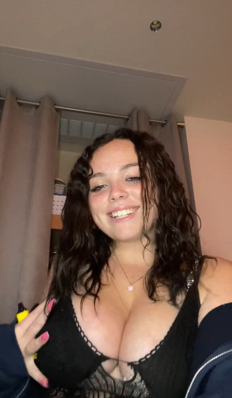 Hannah B model naked pic