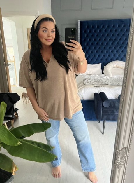 Scarlett Moffatt high quality actress pictures