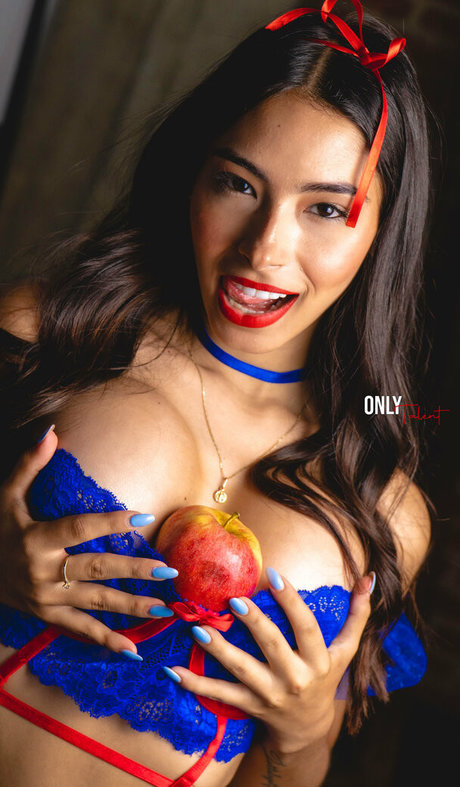 danielaantury naked model picture