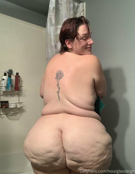 hourglassleigh naked actress gallery