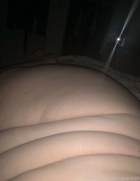 hourglassleigh pornstar nudes photo