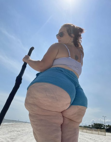 hourglassleigh pretty actress pic