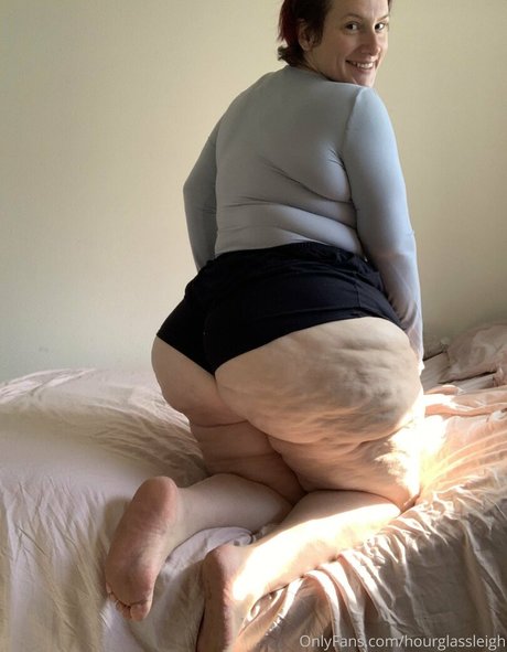 hourglassleigh model art pic