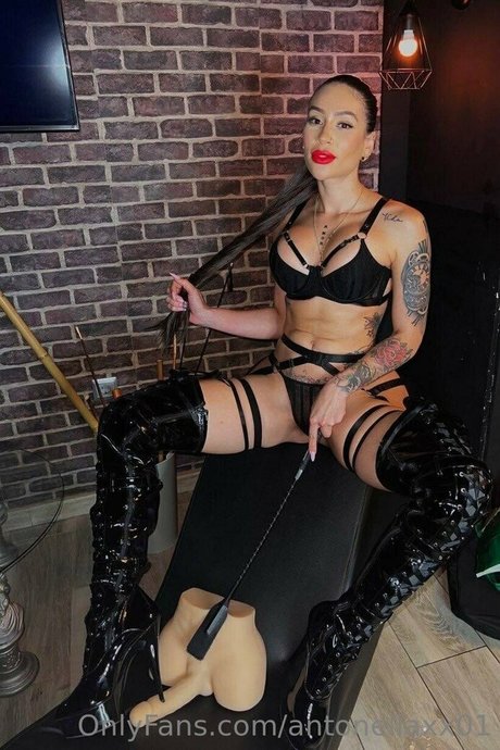 antonellaxx01 sexy star photo