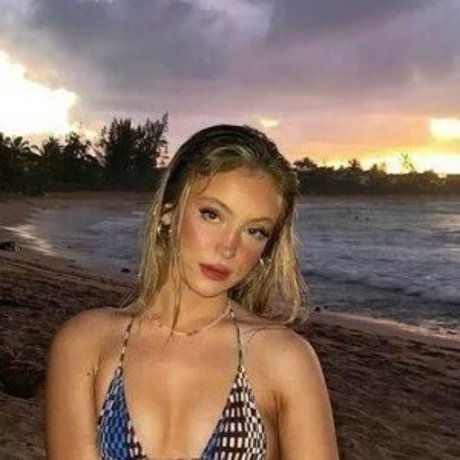 Riley Hubatka model perfect pictures