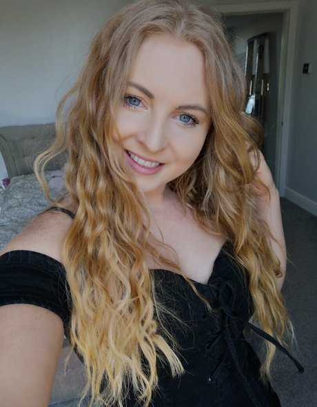 gushinggeegeefree erotic actress pictures