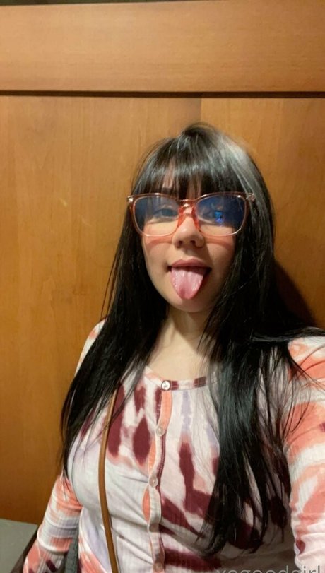 xogoodgirl naked model image