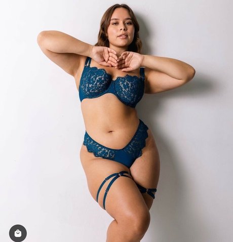 Veneziacruz model nice pic