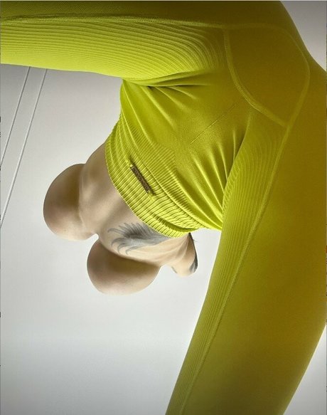 Flexy Amy hot model image