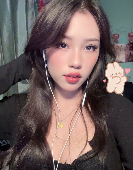 BasiilLeaf erotic actress image