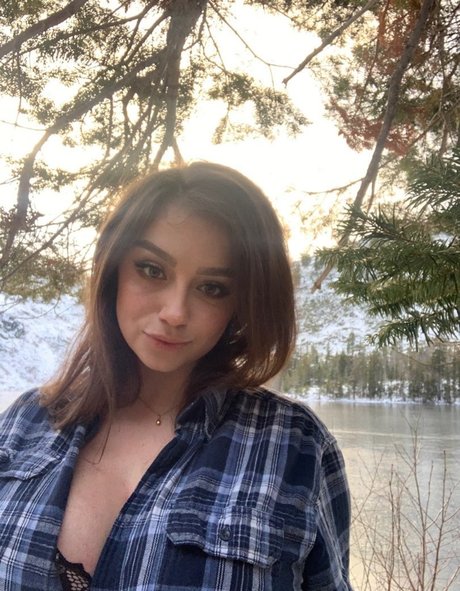 JuicyJade sexy model photo