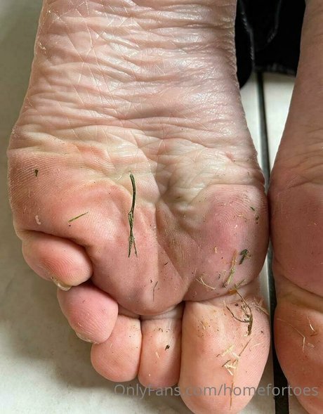 homefortoes model naked photo