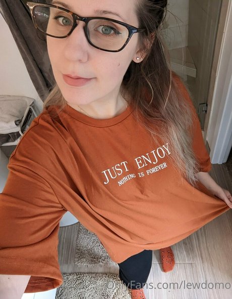 lewdomo naked star img