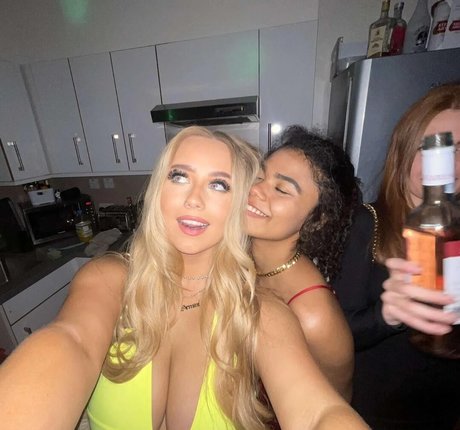 Gracie M model naked pics