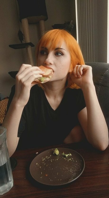 daxanais beautiful model image