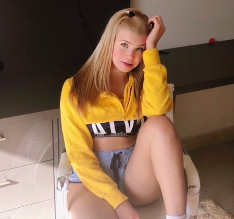 Izza Kowalski hot model photo