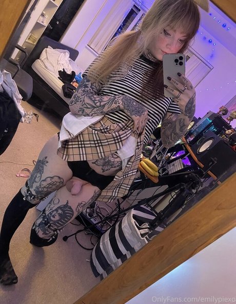 emilypiexo pornstar sexy pics