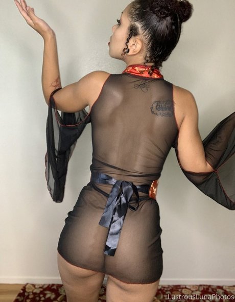 The Lovely Luna pretty model pic