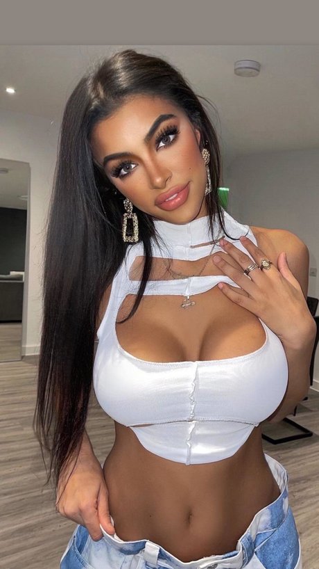 Khadijah Stewart nude model image