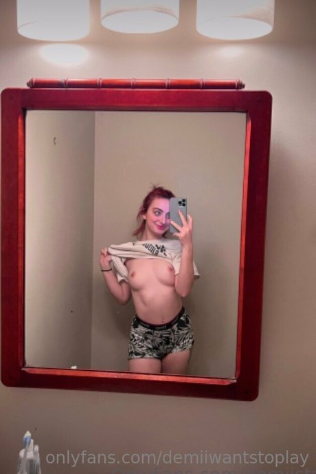 Demii Starr pretty model image