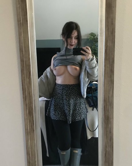 nottomatopages model naked photos