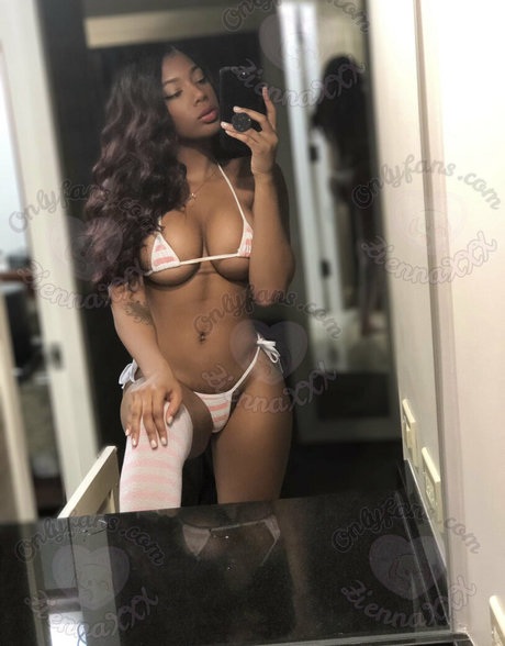 Ziennaxxx nude actress image