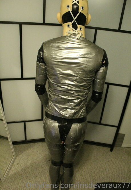 irisdeveraux77 naked model picture