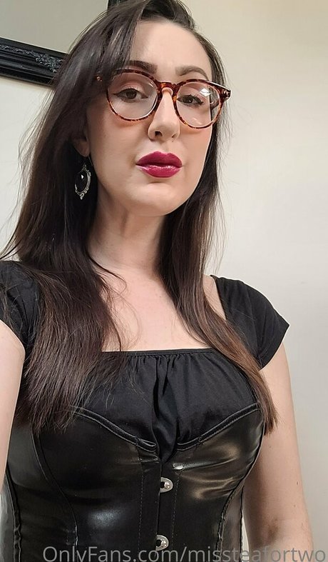 missteafortwo model art gallery