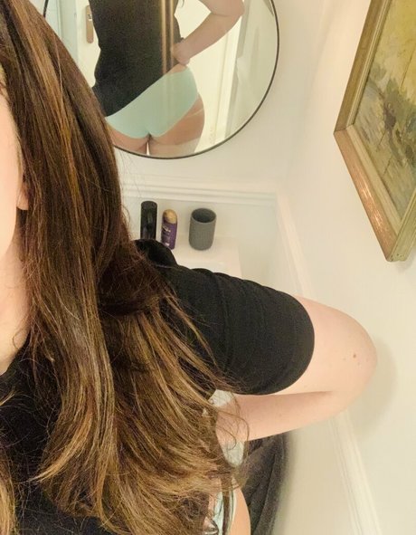 mia with the rear nice model image