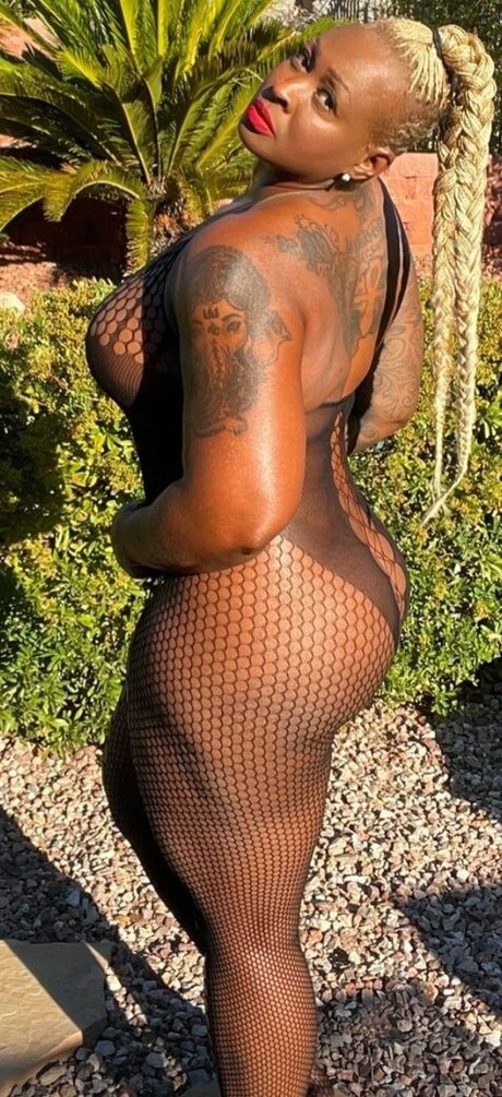 Monna White model erotic images